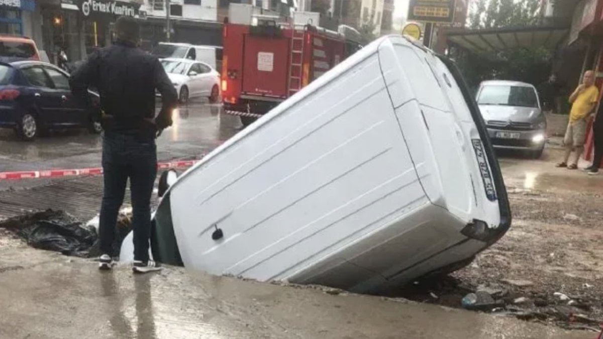 İzmir’de yağıştan etkilenen yol çöktü: Bir araç çukura düştü