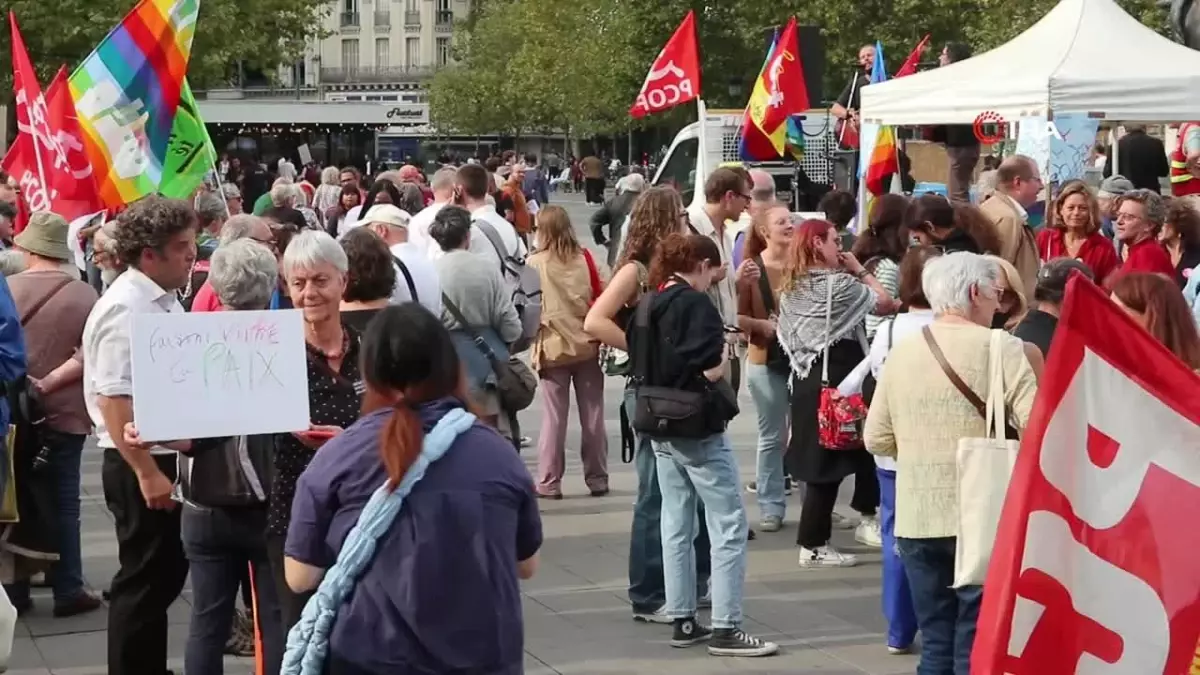 Paris’te Sakatlara Destek Gösterisi