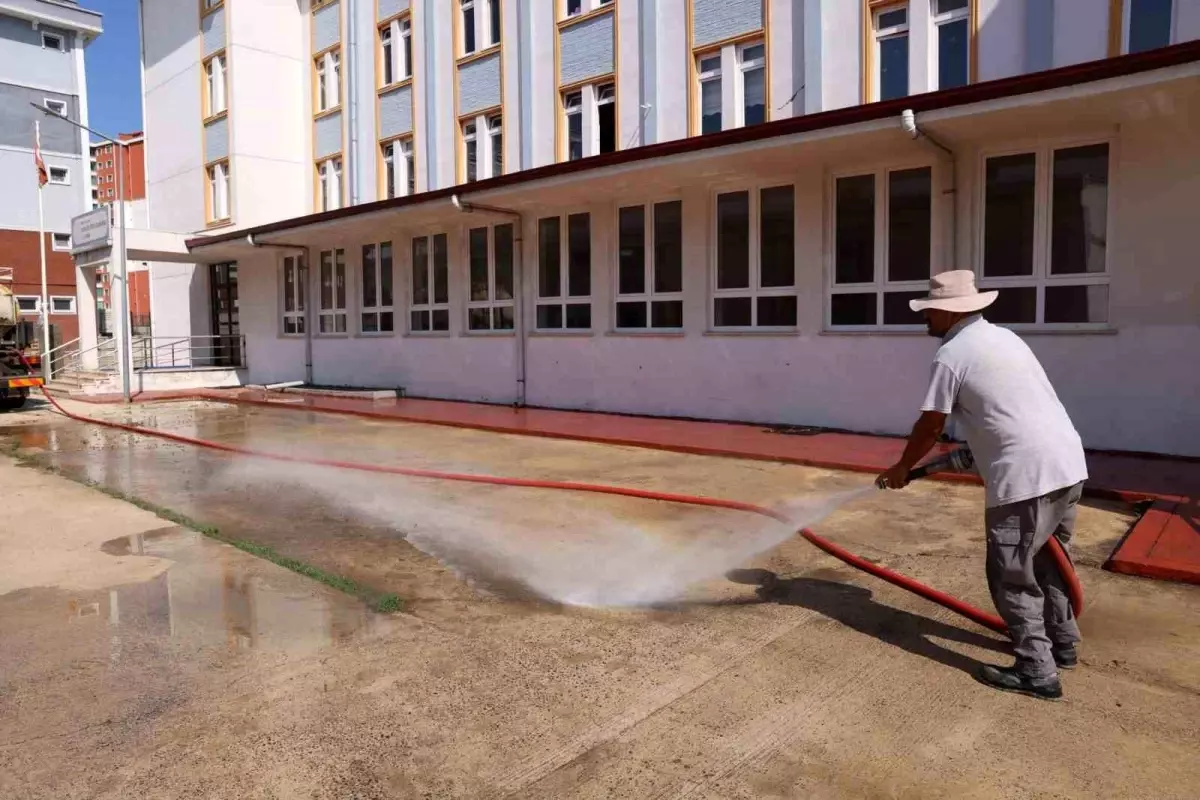 Samsun İlkadım Belediyesi Okul Bahçelerini Temizledi