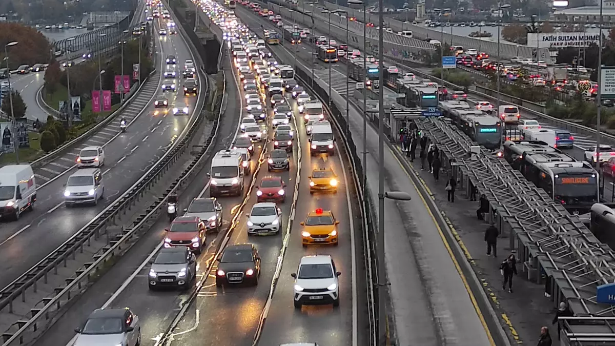 Öğrenciler ders başı yaptı, İstanbul trafiği kilitlendi