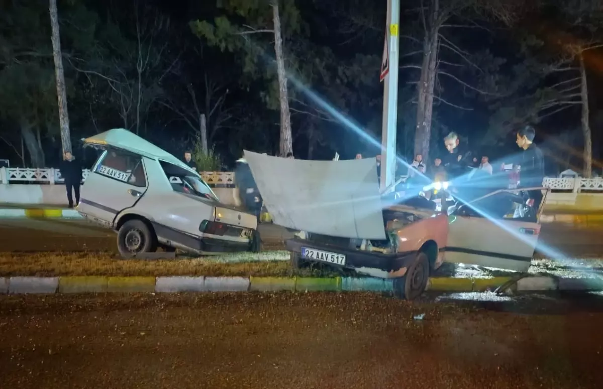 Edirne’de Feci Kaza: Otomobil İkiye Bölündü, İki Yaralı