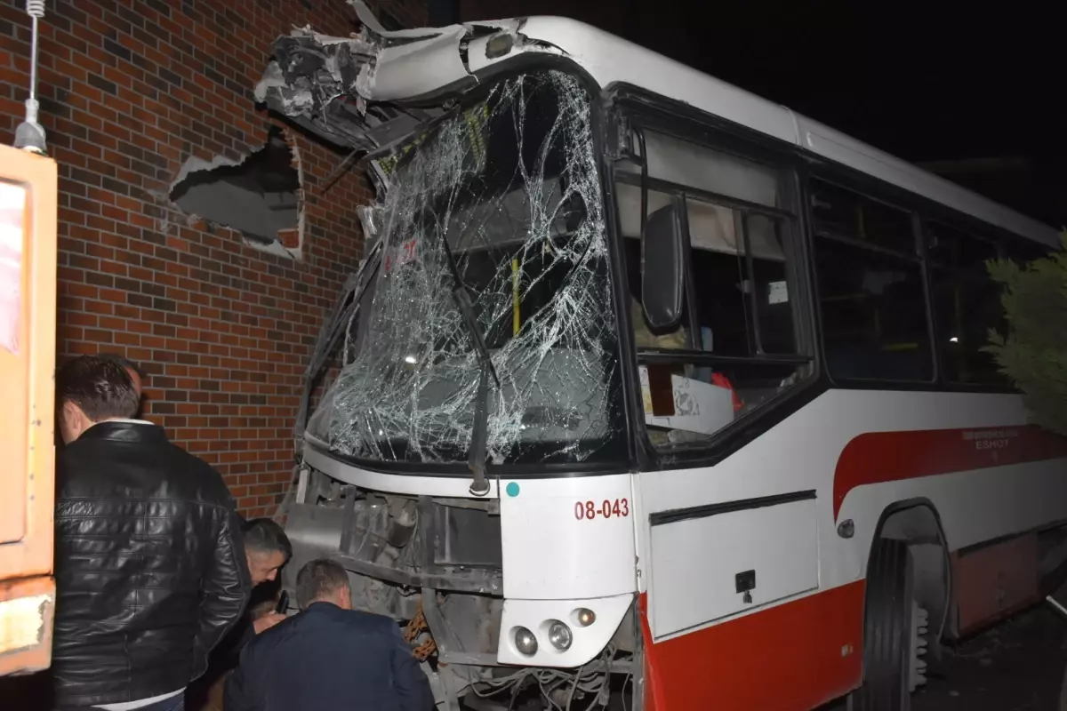 İzmir’de belediye otobüsü alışveriş merkezinin bahçesine uçtu: 1 yaralı